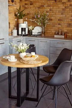 Easter table with spring flowers in a modern kitchen 스톡 사진