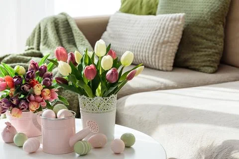 Easter Table with Tulip Bouquets, Eggs and Festive Decor. Cozy Spring Arran.. Stock-Fotos
