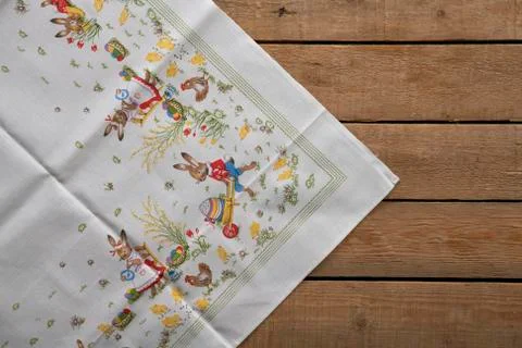 Easter tablecloth on a wooden table Foto stock