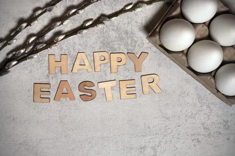 Easter text title with thread and twigs or pussy branches willow and eggs i.. Foto stock