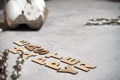 The easter text title with thread and twigs or pussy branches willow and eggs Foto stock