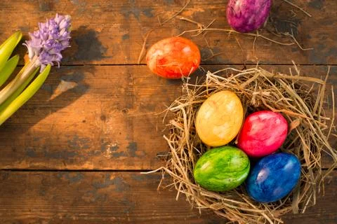 Easter themed background with eggs and flowers Foto stock
