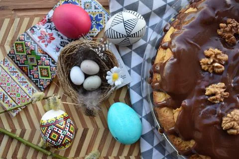 Easter Tradition: Paska Bread with Chocolate Glaze, Walnuts, and Pysanka Eggs Stock-Fotos
