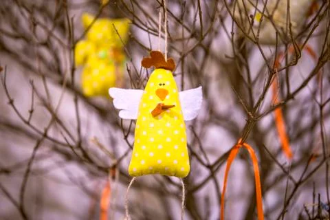 Easter tree decorated with soft toys in the form of chickens and eggs. Foto stock