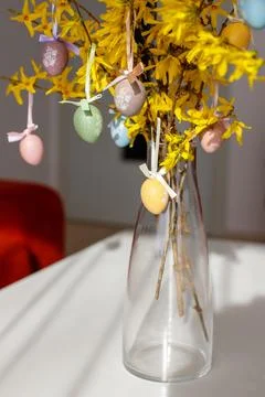 Easter tree in the interior. forsythia with easter eggs Stock-Fotos
