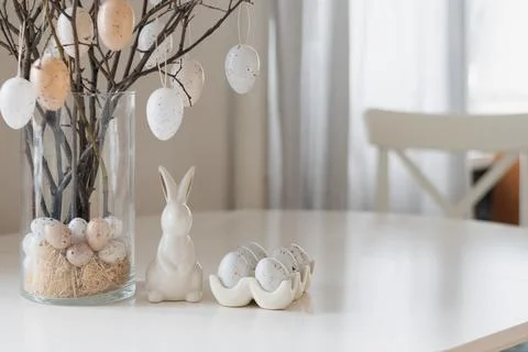 Easter tree with speckled eggs and ceramic bunny. Foto stock