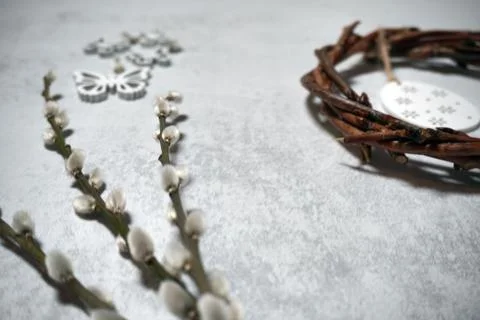 Easter wreath from branches vines with thread on grey background with copyspa Foto stock