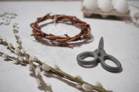 The easter wreath from branches vines with thread on grey background with c.. Foto stock