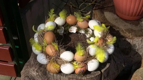 Easter wreath of chicken eggs Video stock 178511164