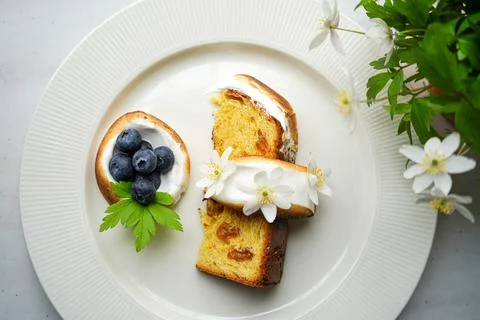 Easter yeast cake covered with icing and decorated with edible flowers Stock-Fotos