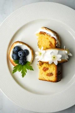 Easter yeast cake covered with icing and decorated with edible flowers Stock-Fotos
