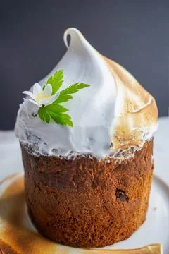 Easter yeast cake covered with icing and decorated with edible flowers Stock-Fotos