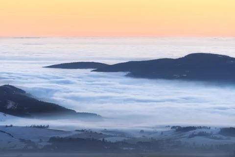 Eastern Sudetes, view of mountain range with thick fog in valley from peak .. Foto stock