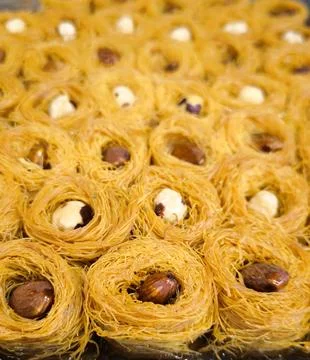 Eastern sweets: crispy kadayif with nuts 스톡 사진