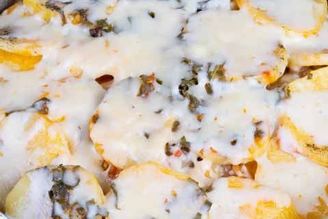 Easy melted cheese over crispy potatoes. Fast family meal with warm cheese and r Fotos Stock