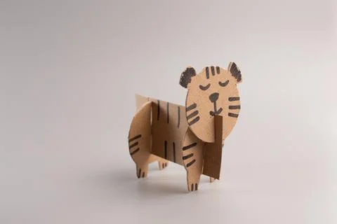 Easy tiger paper craft, tutorial, step 4 Foto stock