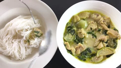 Eat  curry with rice Видео 341081940