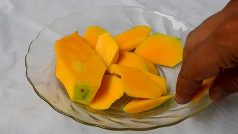 Eat mango from transparent plat Vídeos de archivo 119733791