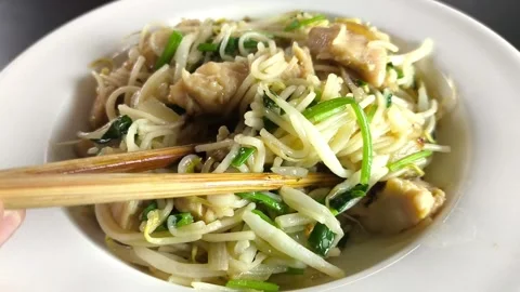 Eat noodle Vídeo Stock 341471631