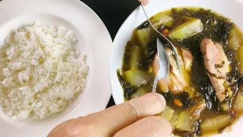 Eat soup with rice Vidéo 340876151