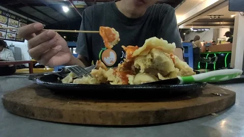 Eat while playing mobile 動画素材 223362310