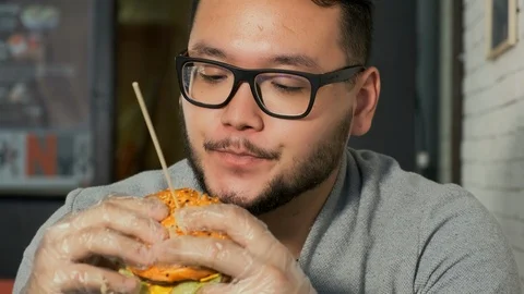 Eating a burger in a cafe Stockbeeldmateriaal 119265399