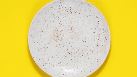 Eating cake bite by bite, stop motion. Plate of cake moving in the frame. Vídeos de archivo 237036161