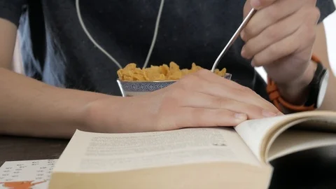 Eating cereals while reading 動画素材 90835806
