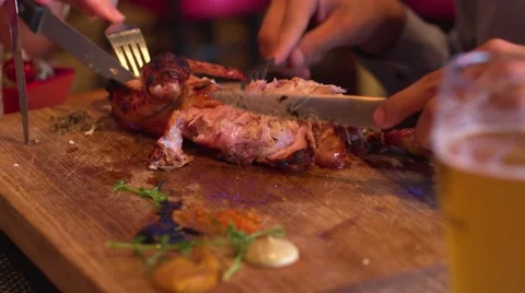 Eating chicken in a restaurant Vídeos de archivo 66529082