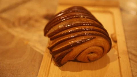 Eating-croissant-fork-knife Video stock 116892104
