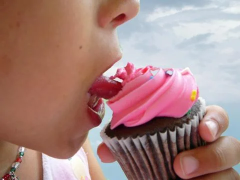 Eating Cupcake Stock-Fotos