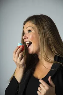 Eating a cupcake Stock-Fotos