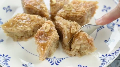 Eating of delicious baklava with walnuts. Stock-Footage 171186053