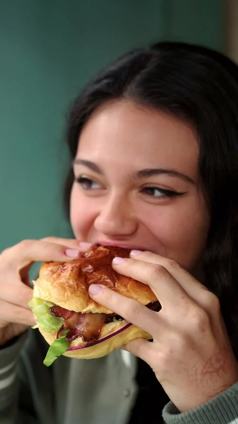 Eating a delicious hamburger Vídeos de archivo 293473034