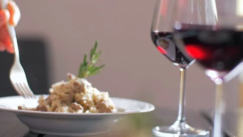 Eating delicious Risotto with veal fillet. Vídeos de archivo 106935174