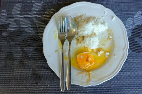 Eating with fried eggs on the dish but do not eat egg yolk. Fotos de archivo