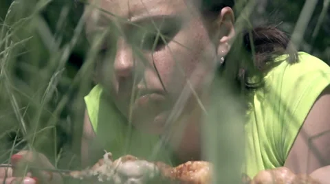 Eating grilled meat 库存影片 39306955