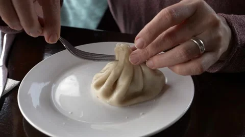 Eating Khinkali With a Fork Close-Up Demonstration Vidéo 263594852