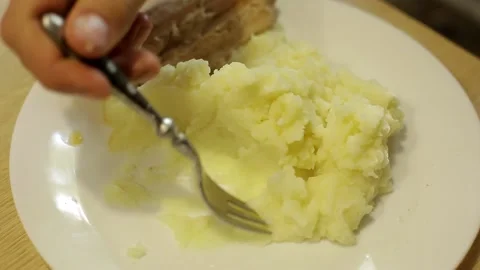 Eating mashed potatoes with a fork Video stock 140584063