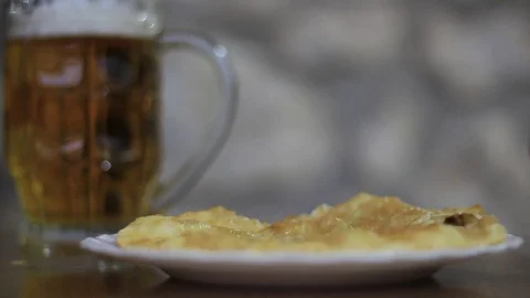 Eating meat pie with hands Видео 72814113