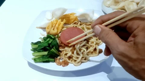 Eating Noodle 库存影片 334798934