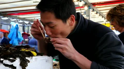 Eating oysters Stock-Footage 10876313