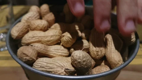 Eating peanuts in an hamburger place Vidéo 101046477