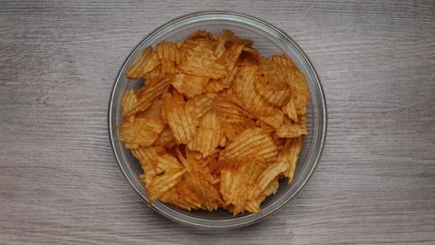 Eating Potato CHIPS - Time Lapse, top view video. Last crumble is emphasized. 库存影片 107224672