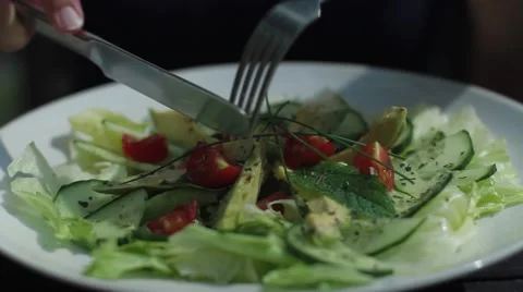 Eating salad Vídeos de archivo 40685145