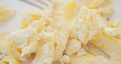 Eating scrambled eggs Stock-Footage 90301924
