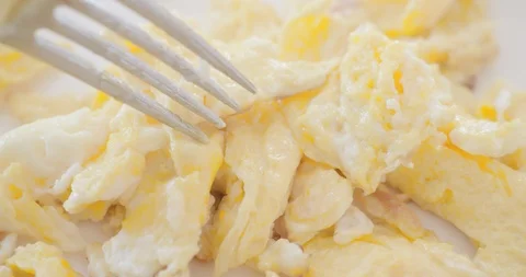 Eating scrambled eggs in slow motion 스톡 동영상 90298882