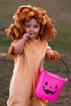 Eating a sucker while trick or treating Stock-Fotos