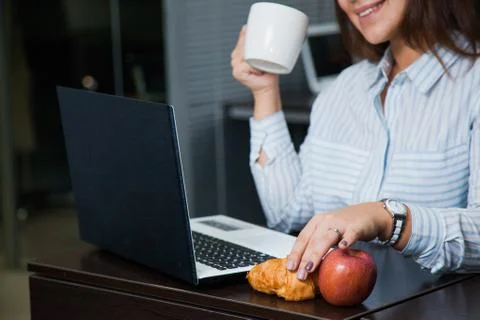 Eating at work, compulsive eating, tea time coffee break at office Stockfoto's