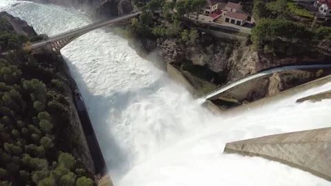 Ebro Confederation carries out a controlled flood from the Camarasa and El Grado Video stock 292821678